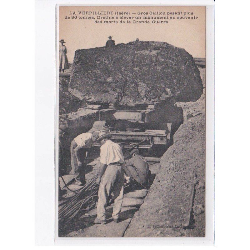 LA VERPILLIERE - Gros caillou pesant plus de 80 tonnes - Monument, souvenir morts de la Grande Guerre - Très bon état