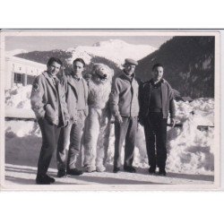 ANIMAUX : Homme déguisé en Ours à Davos en Suisse (1959) - très bon état (photo format carte moderne)