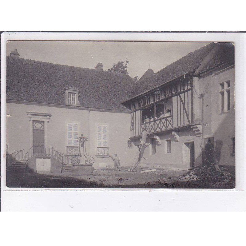 ETAULES: la cour du château en travaux - très bon état