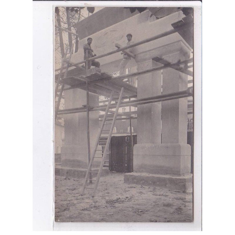 AVALLON: installation du monument aux morts - très bon état