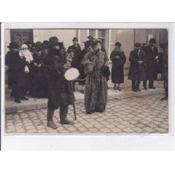 AVALLON: montreur d'ours (déguisé) - très bon état