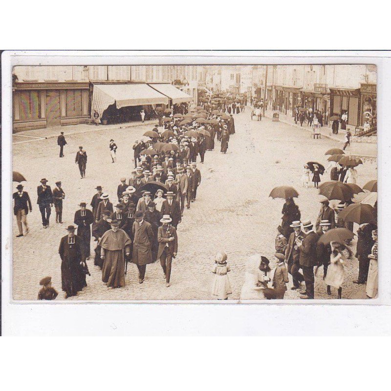 AVALLON: cortège de la jeunesse catholique - très bon état