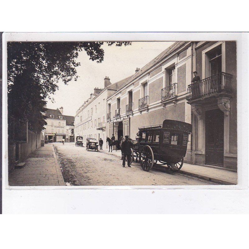 AVALLON: hôtel du chapeau rouge, attelage - très bon état