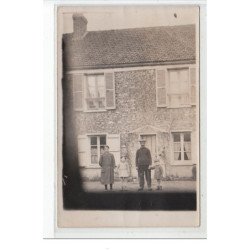 BOISSY - CARTE PHOTO - Famille devant une maison - très bon état