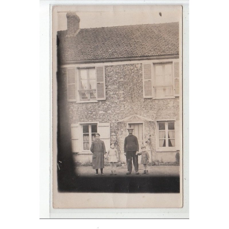 BOISSY - CARTE PHOTO - Famille devant une maison - très bon état
