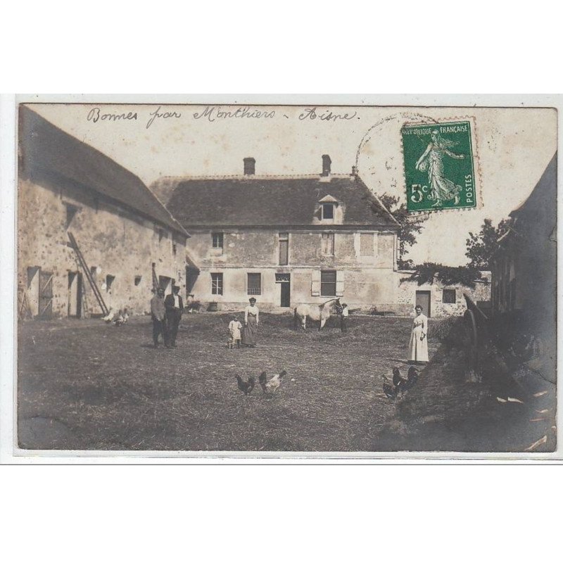 BONNES par MONTHIERS : carte photo d'un intérieur de ferme vers 1910 - très bon état