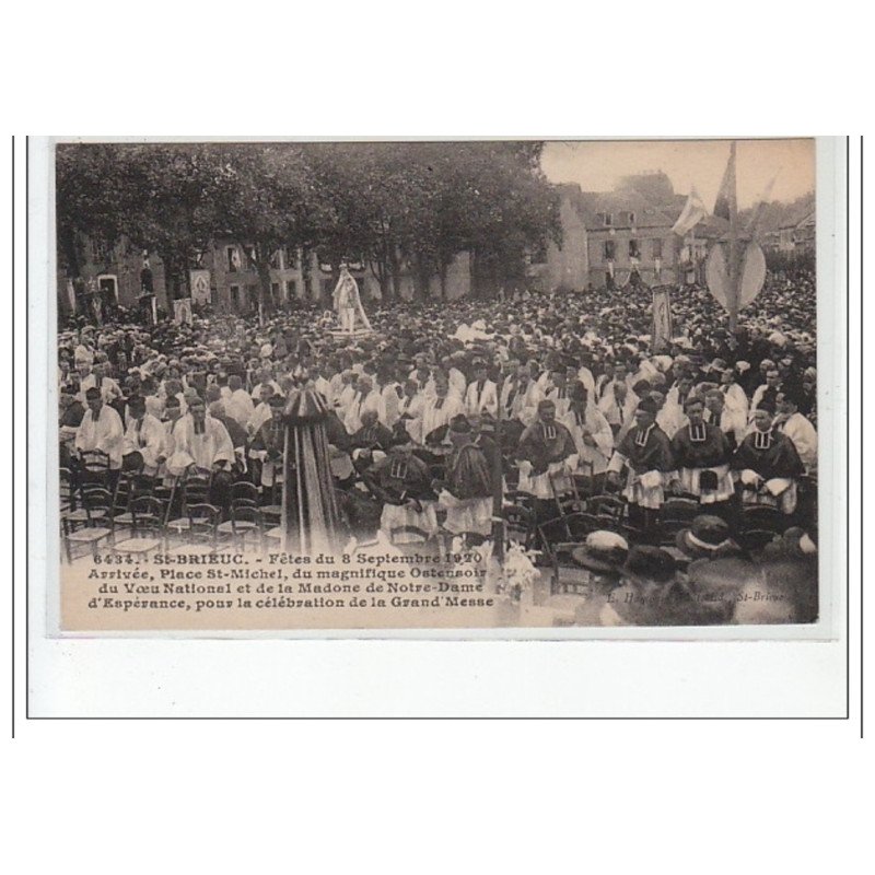 SAINT BRIEUC - Fêtes du 8 septembre 1920 - arrivée place St Michel de l'ostensoir - très bon éta