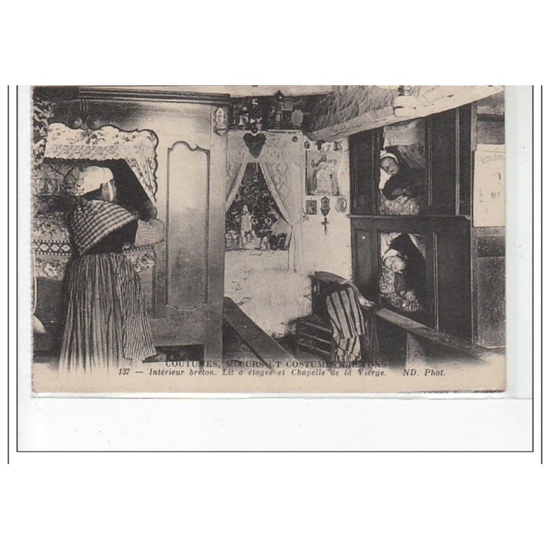 COUTUMES, MOEURS ET COSTUMES BRETONS - Intérieur breton - lit à étages et chapelle de la Vierge - très bon état