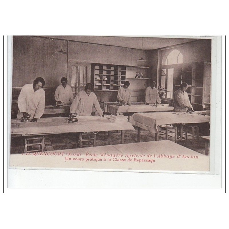 PECQUENCOURT - Ecole Ménagère Agricole de l'Abbaye d'Anchin - un cours pratique à la Classe de Repassage - très bon état