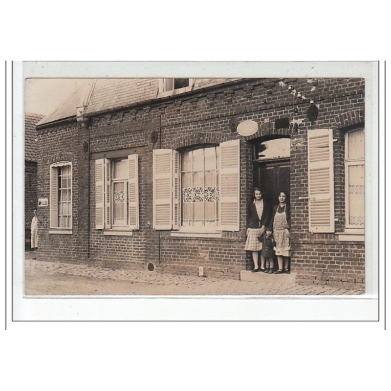 CROISILLES - CARTE PHOTO - Femmes et enfant devant leur maison - très bon état