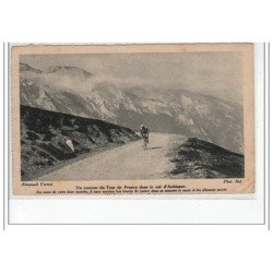 Un coureur du TOUR DE FRANCE au Col d'Aubisque - CYCLISME - très bon état