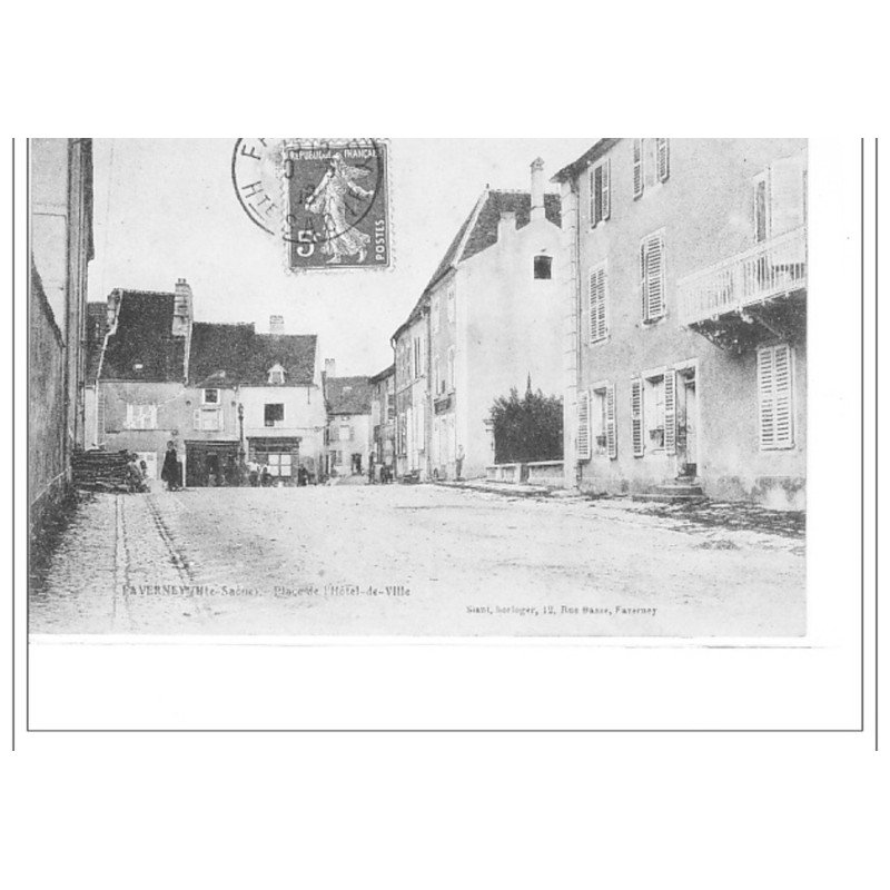 FAVERNEY - Place de l'Hôtel de Ville -  très bon état