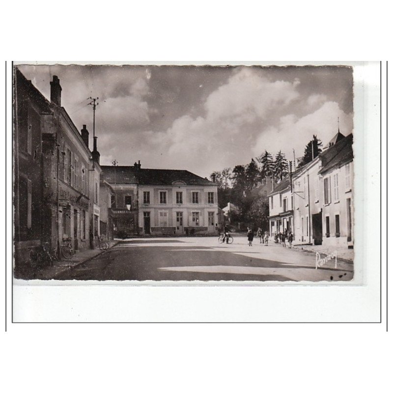 MONTRY - Place de la Mairie - très bon état