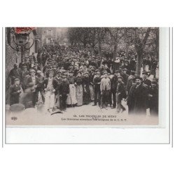 MERU - Les Troubles de Méru - les grévistes attendant les délégués de la CGT - très bon état