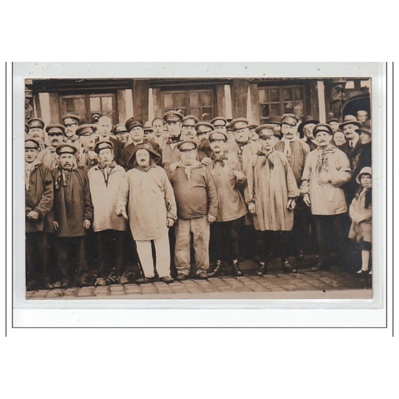 ROUEN - CARTE PHOTO - Fêtes du ventre (devant l'Hôtel de la Couronne , place du vieux-marché) - très bon état