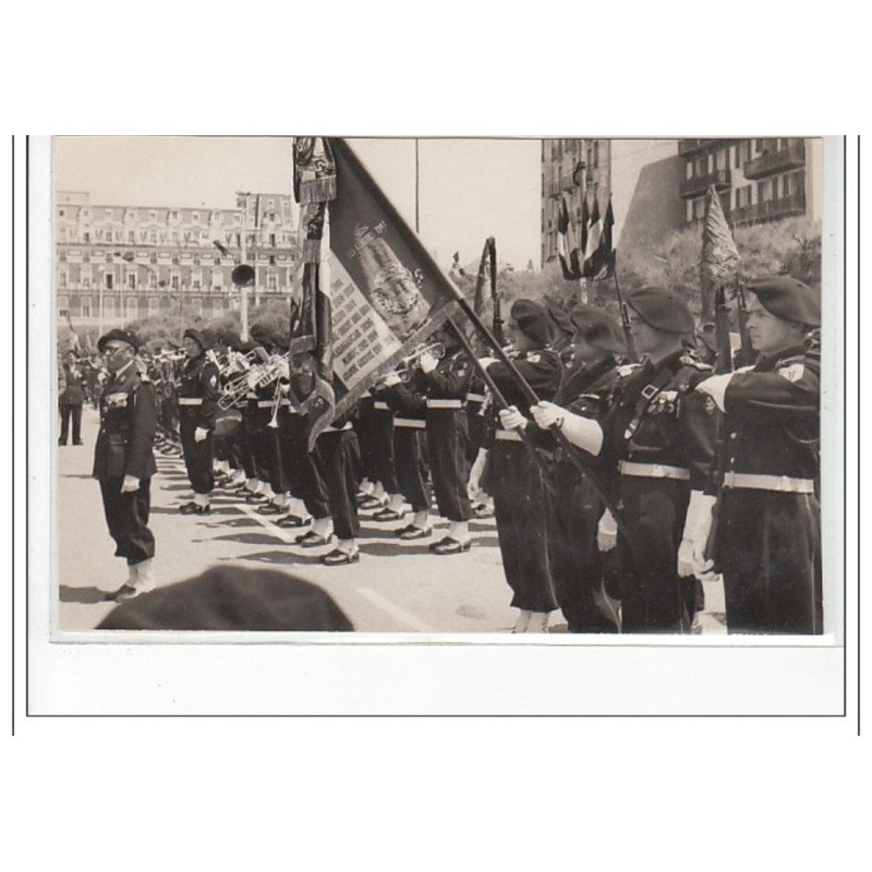 BIARRITZ : lot de 7 photos format cartes photos d'un défilé militaire vers 1945 - très bon état