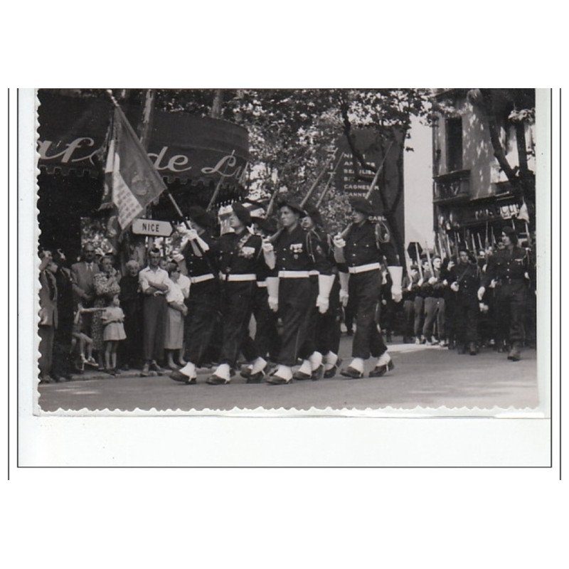 ANTIBES : lot de 8 photos format cartes photos d'un défilé militaire vers 1945 - très bon état