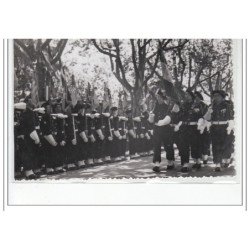 ANTIBES : lot de 8 photos format cartes photos d'un défilé militaire vers 1945 - très bon état