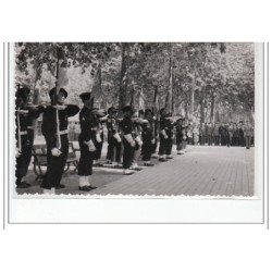 ANTIBES : lot de 8 photos format cartes photos d'un défilé militaire vers 1945 - très bon état