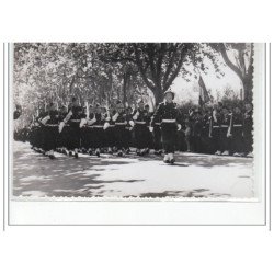 ANTIBES : lot de 8 photos format cartes photos d'un défilé militaire vers 1945 - très bon état