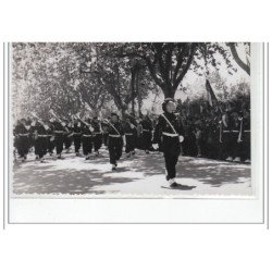 ANTIBES : lot de 8 photos format cartes photos d'un défilé militaire vers 1945 - très bon état