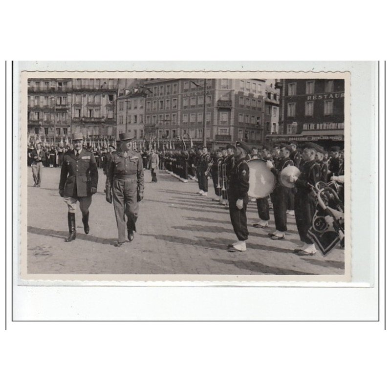 STRASBOURG : lot de 15 photos format cartes photos d'un défilé militaire vers 1945 - très bon état