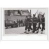 STRASBOURG : lot de 15 photos format cartes photos d'un défilé militaire vers 1945 - très bon état