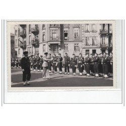 STRASBOURG : lot de 15 photos format cartes photos d'un défilé militaire vers 1945 - très bon état