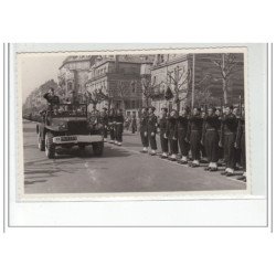 STRASBOURG : lot de 15 photos format cartes photos d'un défilé militaire vers 1945 - très bon état