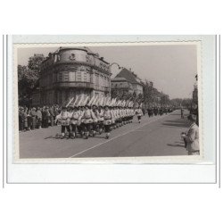 STRASBOURG : lot de 15 photos format cartes photos d'un défilé militaire vers 1945 - très bon état