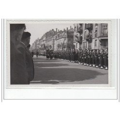 STRASBOURG : lot de 15 photos format cartes photos d'un défilé militaire vers 1945 - très bon état