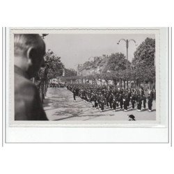 STRASBOURG : lot de 15 photos format cartes photos d'un défilé militaire vers 1945 - très bon état