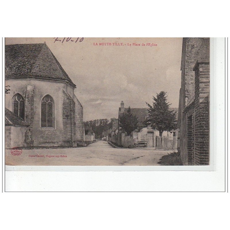 LA MOTTE TILLY - La place et l'église - très bon état