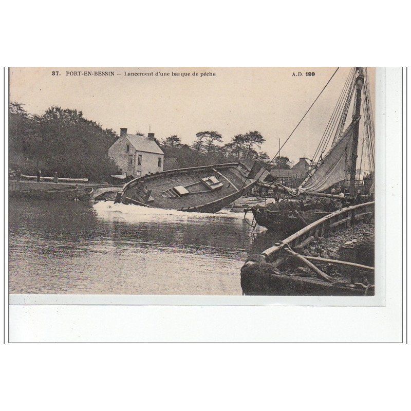 PORT EN BESSIN - Lancement d'une barque de pêche - très bon état
