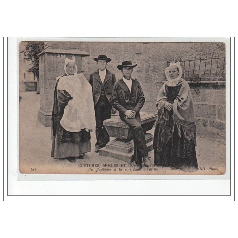 Coutumes, Moeurs et Costumes Bretons - Un Baptême à la Sortie de l'église - très bon état