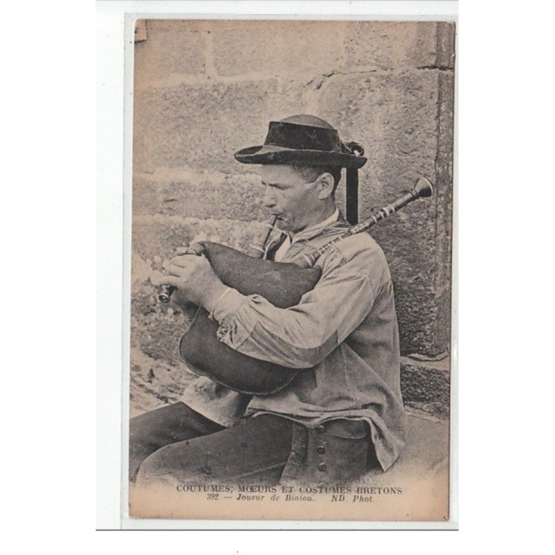 Coutumes, Moeurs et Costumes Bretons - Joueur de biniou - très bon état