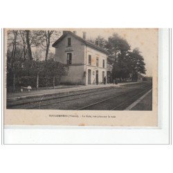 COULOMBIERS - La Gare, vue prise sur la voie - état (traces)