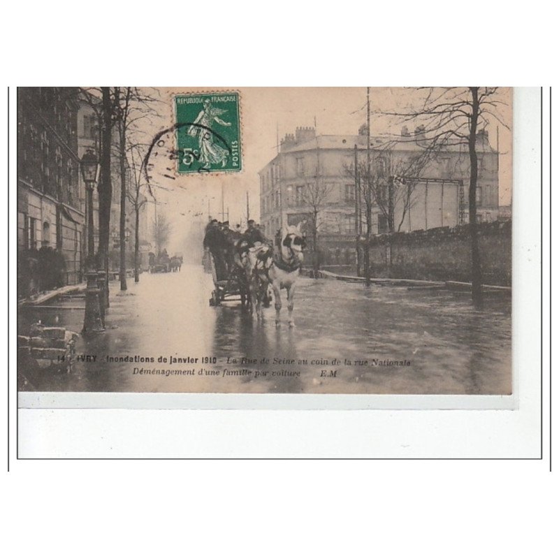 IVRY - Inondations 1910 -  Rue de Seine au coin de la rue Nationale - Déménagement d'une famille - très bon état