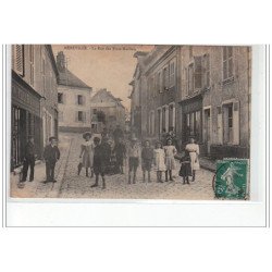 MEREVILLE - La Rue des Trois-Maillets - état (traces au dos)