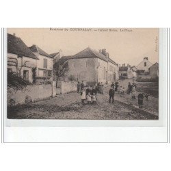 Environs de COURPALAY - Grand Bréau - la place - très bon état