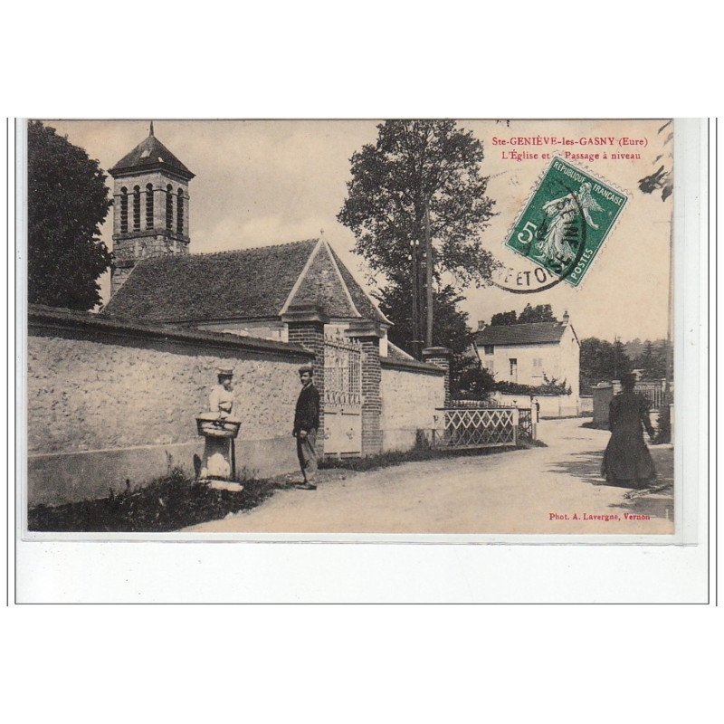 SAINTE GENEVIEVE LES GASNY - L'Eglise et le passage à niveau - très bon état