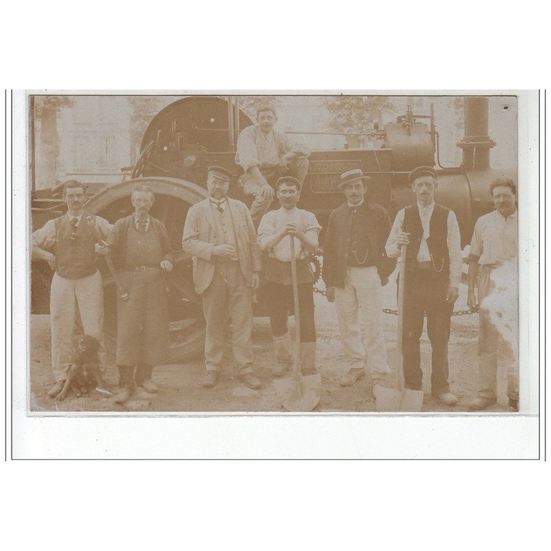A localiser : carte photo d'un rouleau compresseur et des ouvriers posant devant (environs de Paris ) - très bon état A localiser : carte photo d'un rouleau compresseur et des ouvriers posant devant (environs de Paris ) - très bon état