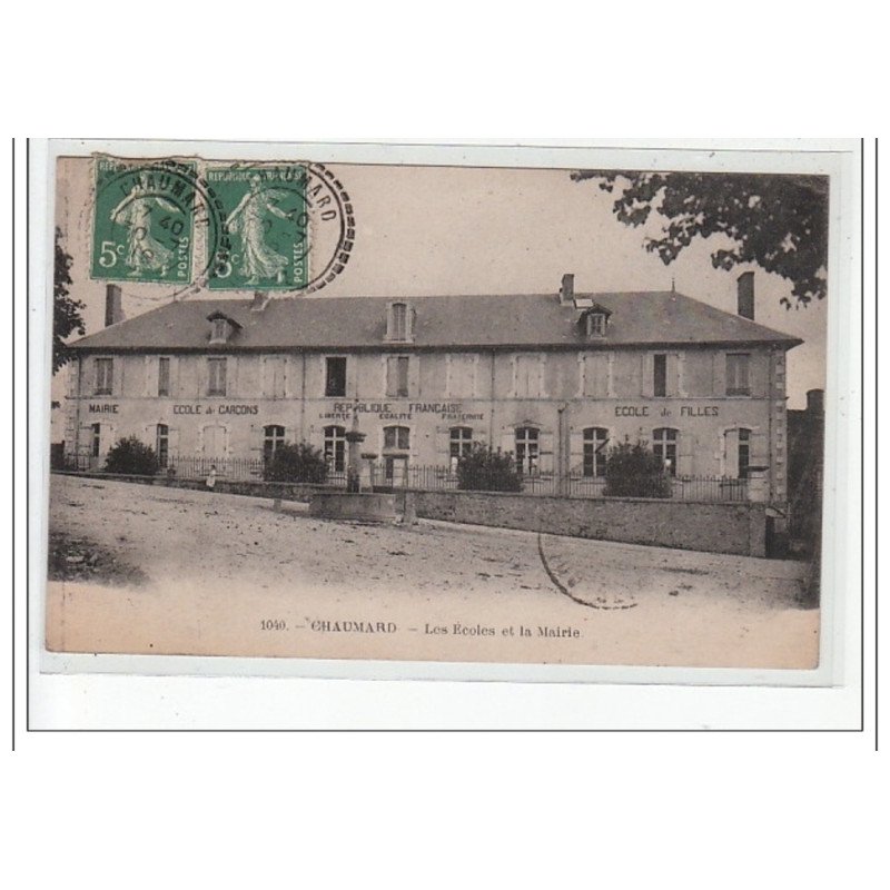 CHAUMARD - Les écoles et la Mairie - très bon état