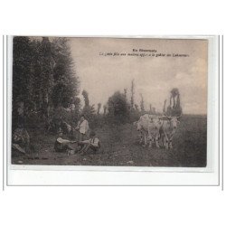 EN NIVERNAIS - La gente fille aux maîtres apporte le goûter aux laboureurs - très bon état