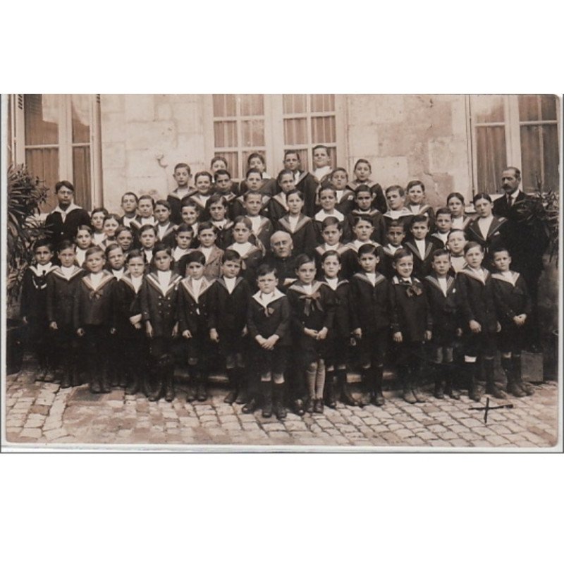 TOURS : lot de 2 cartes photo d'enfants rue Monceau avec le curé - très bon état  (légères marques d'album)