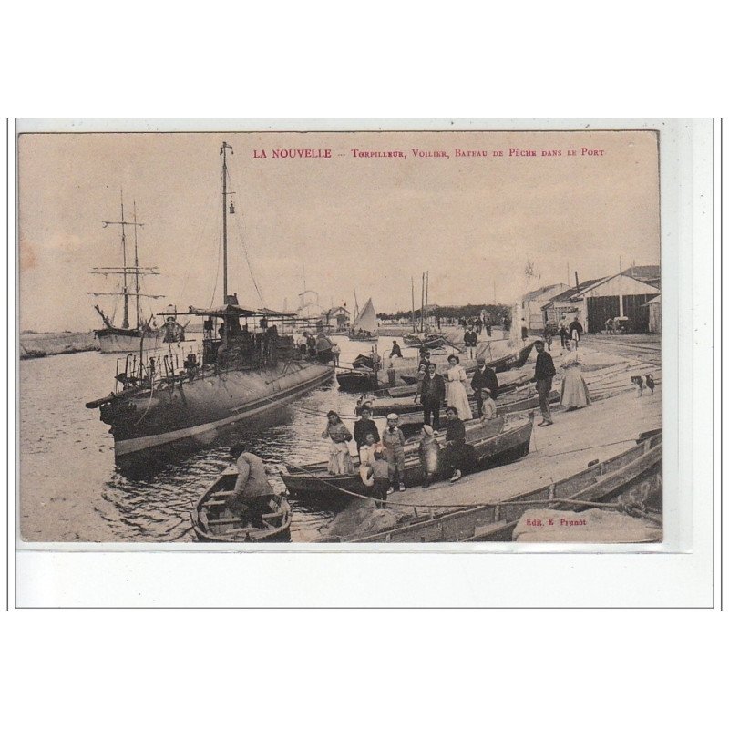 LA NOUVELLE - Torpilleur, voilier, bateau de pêche dans le port - très bon état