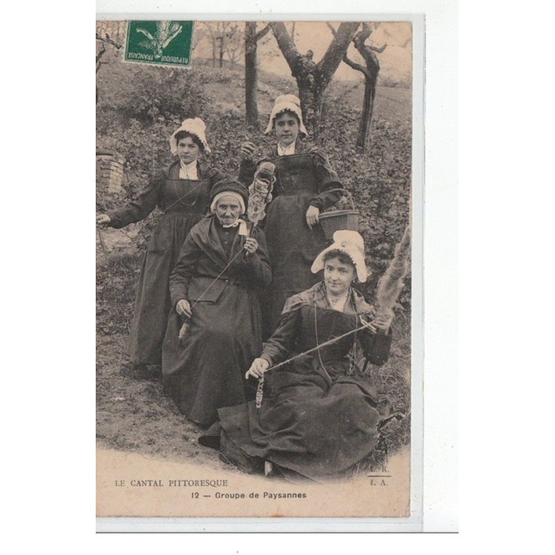 LE CANTAL PITTORESQUE - Groupe de paysannes - Fileuses - très bon état LE CANTAL PITTORESQUE - Groupe de paysannes - Fileuses - très bon état