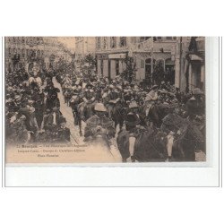 BOURGES - Fête Historique de Jacques Coeur - Groupe de Cavaliers défilant Place Planchat - très bon état