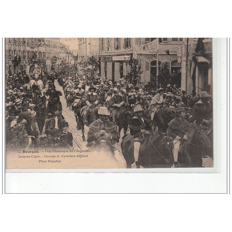BOURGES - Fête Historique de Jacques Coeur - Groupe de Cavaliers défilant Place Planchat - très bon état