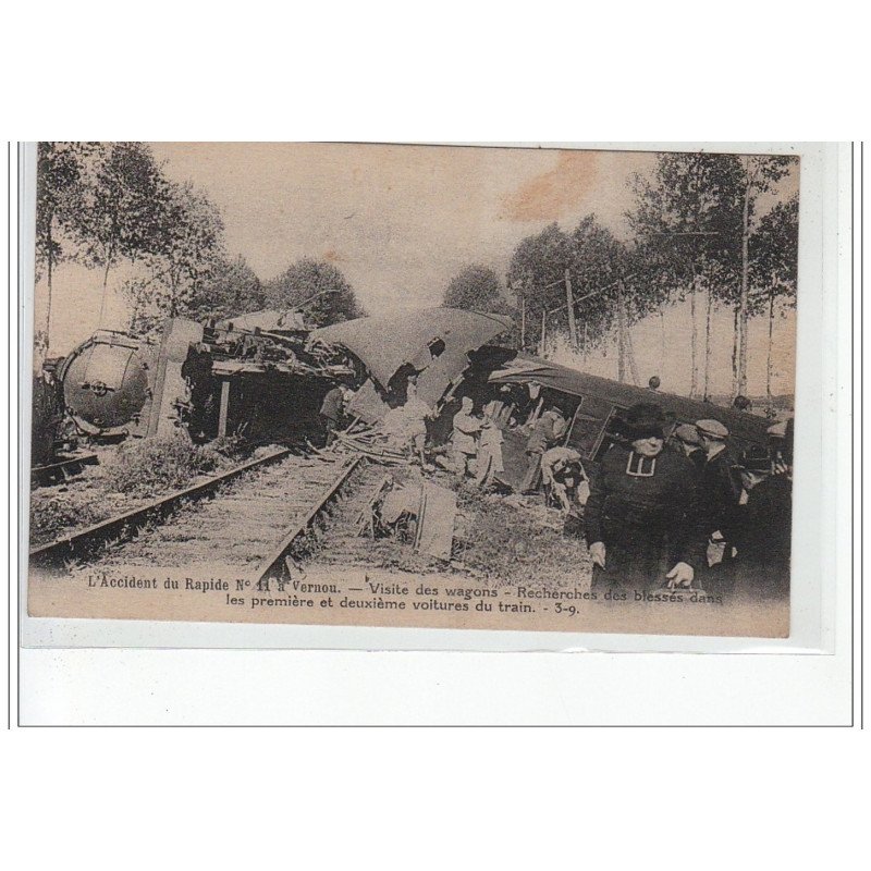 VERNOU - L'Accident du rapide n°11 à Vernou - Visite des wagons - recherche des blessés - très bon état